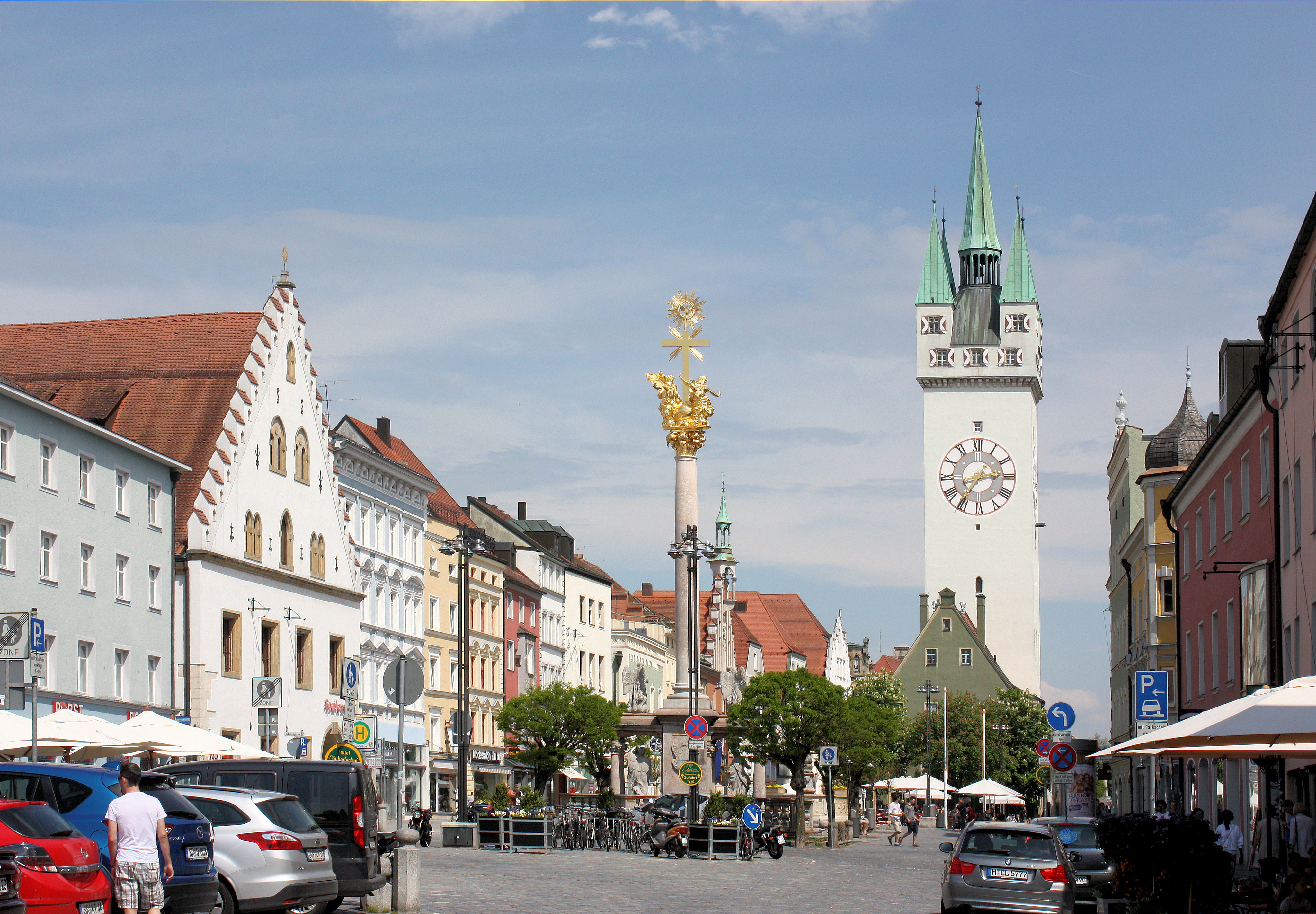 Straubinger Theresienplatz mit Dreifaltigkeitssäule und Stadtturm